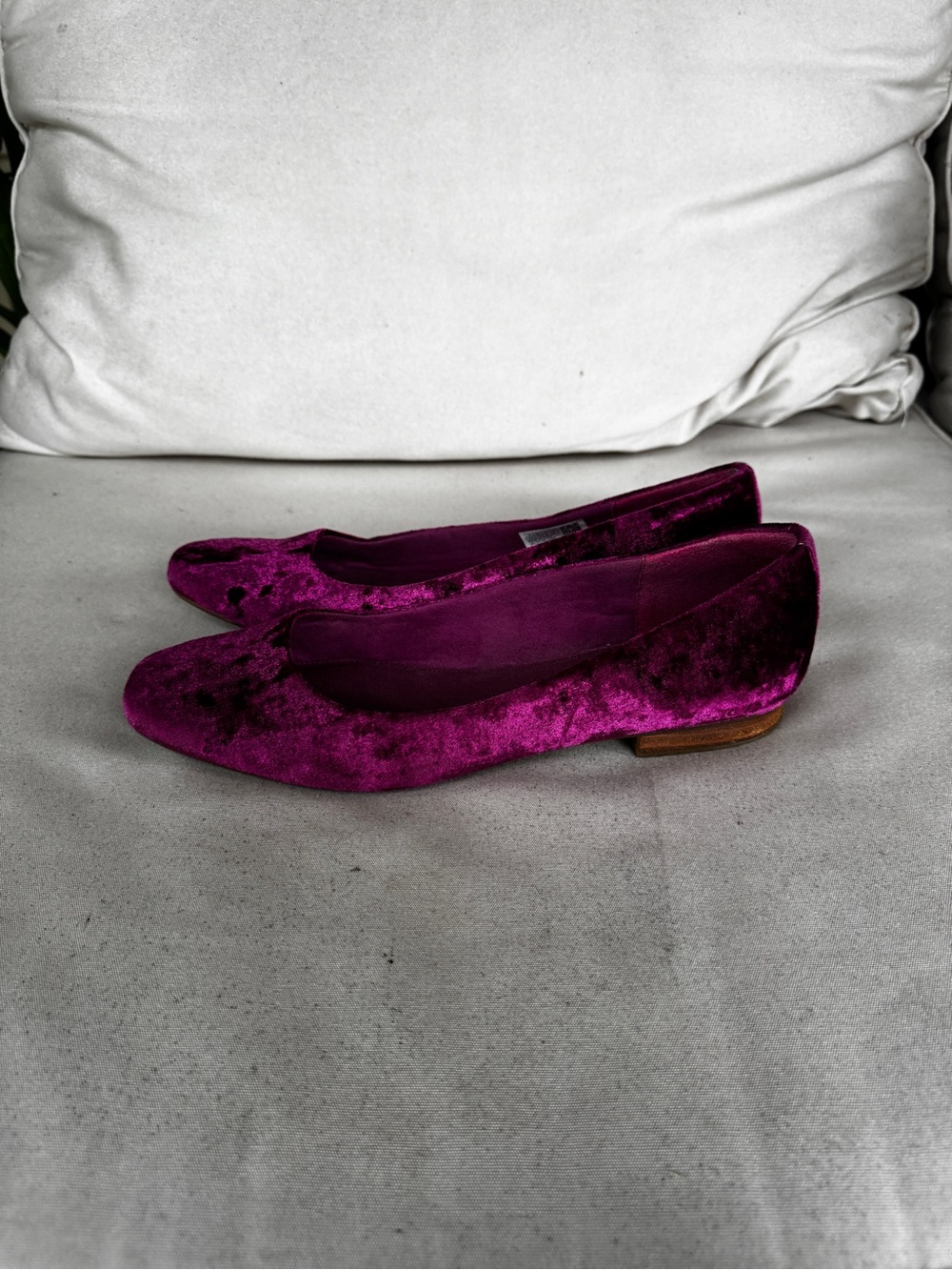TOMS Berry Purple Crushed Velvet Ballet Flats – Size 9.5